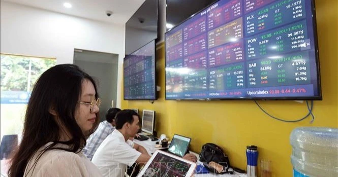 Sắc đỏ lan rộng, cổ phiếu dầu khí và phân bón ngược dòng phiên 28/9