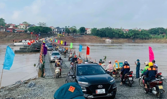 Đã lắp xong cầu phao Phong Châu