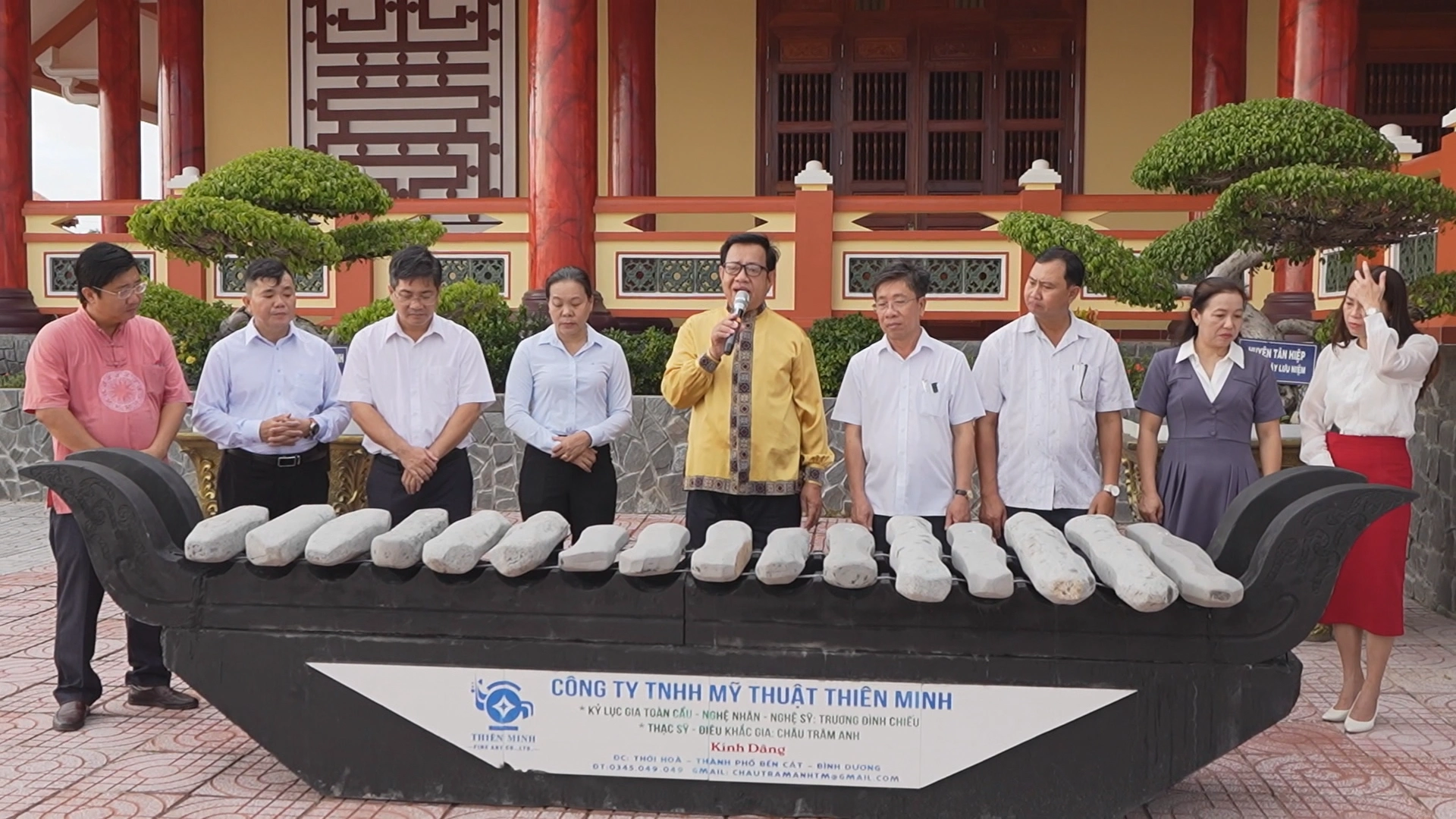 Trao tặng nhạc cụ đàn đá bằng đá núi lửa cho huyện Vĩnh Thuận, tỉnh Kiên Giang