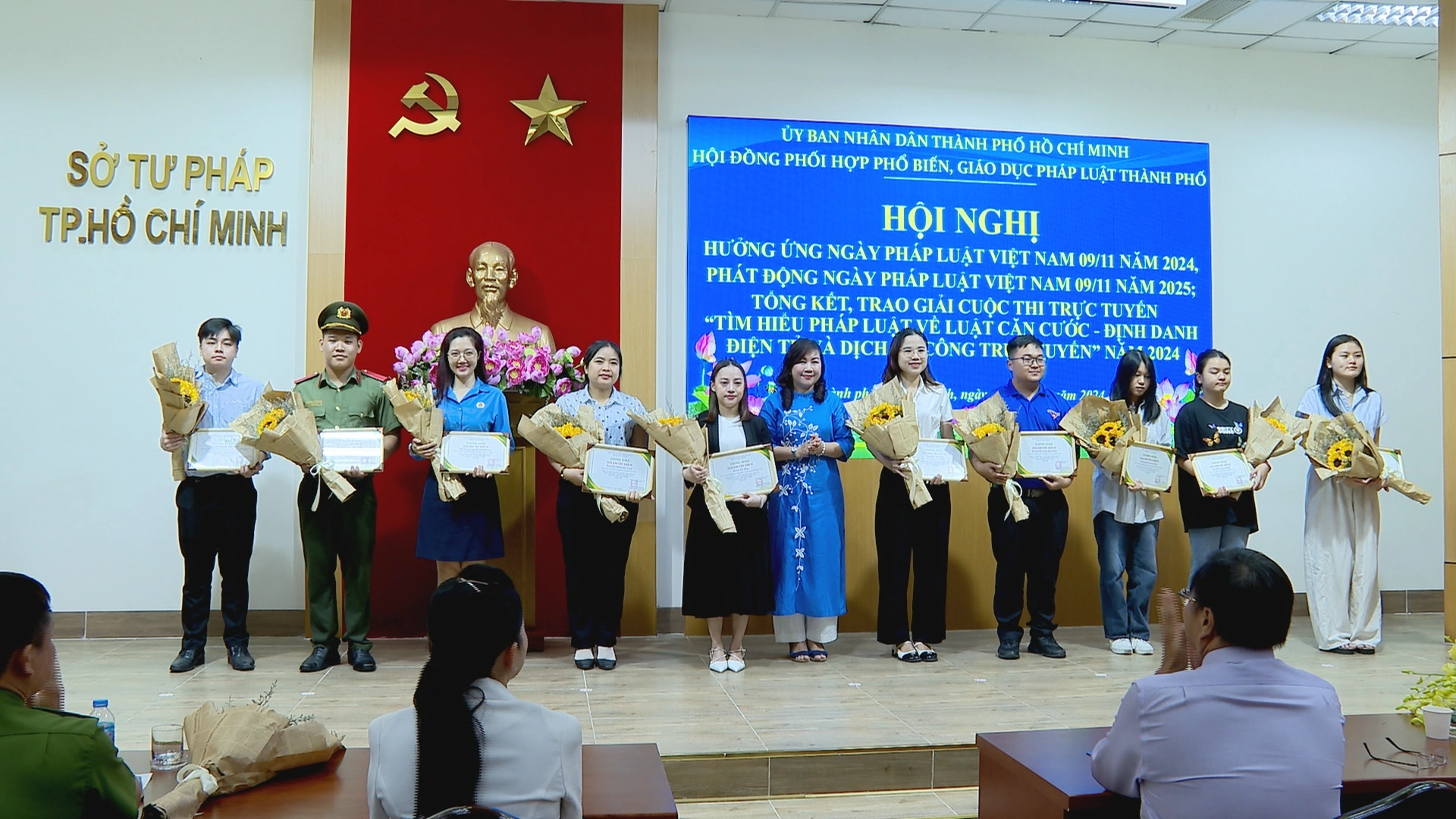 Hội nghị hưởng ứng Ngày Pháp luật Việt Nam, trao giải cuộc thi "Tìm hiểu pháp luật về Luật Căn cước Định danh điện tử và Dịch vụ công trực tuyến"