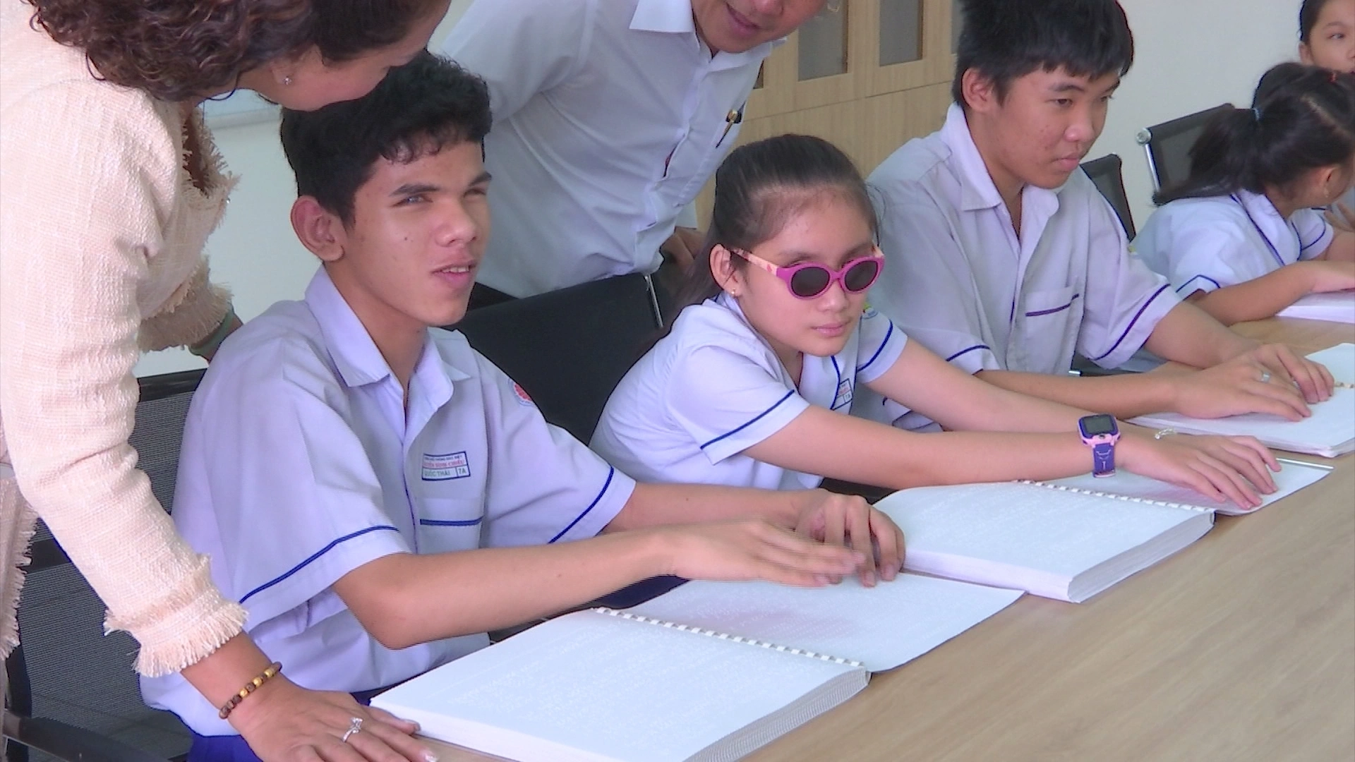 Tặng phòng học tiếng Anh cho trường phổ thông đặc biệt Nguyễn Đình Chiểu