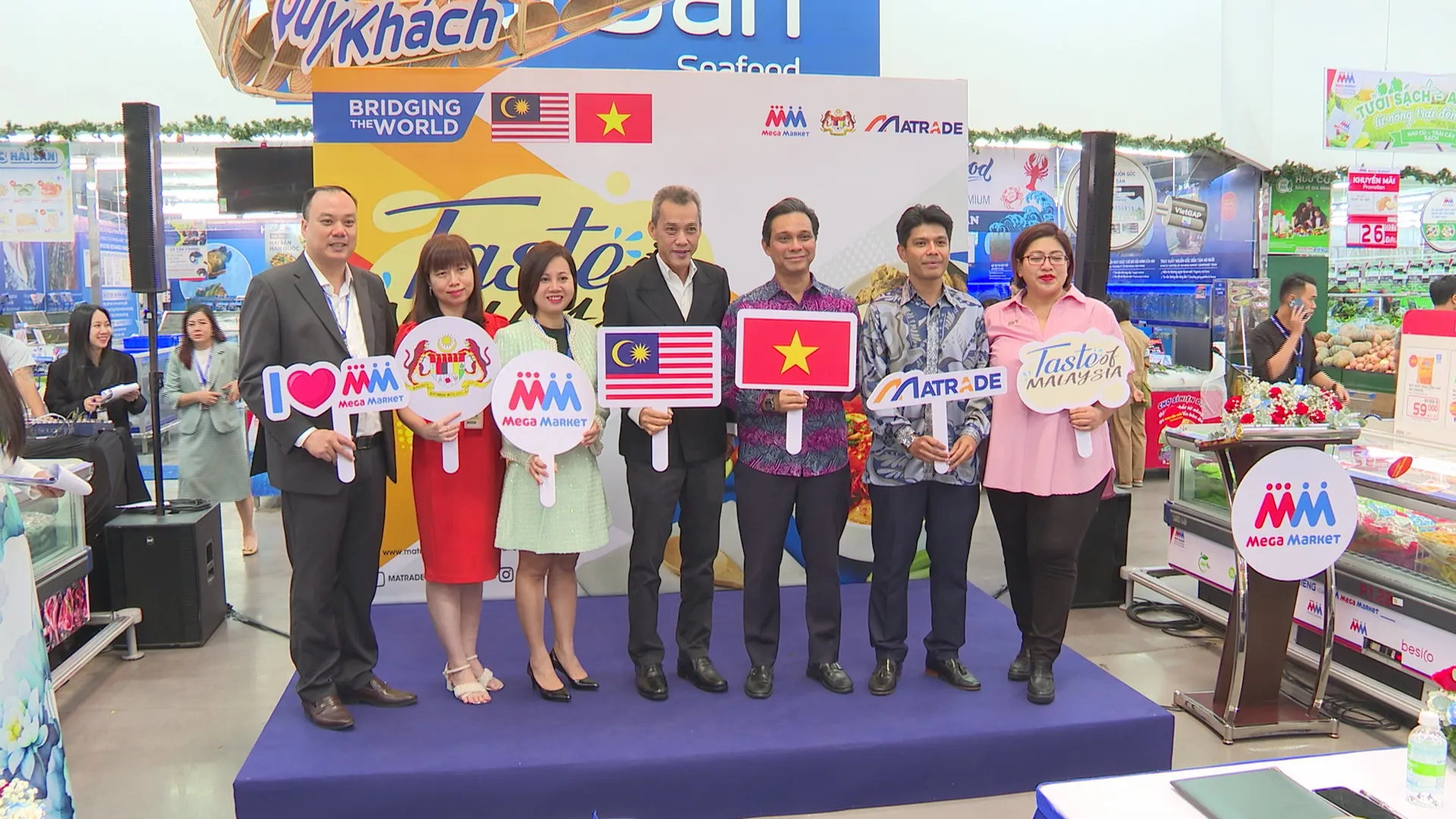 Người dân thích thú thưởng thức ẩm thực Malaysia tại TP.HCM