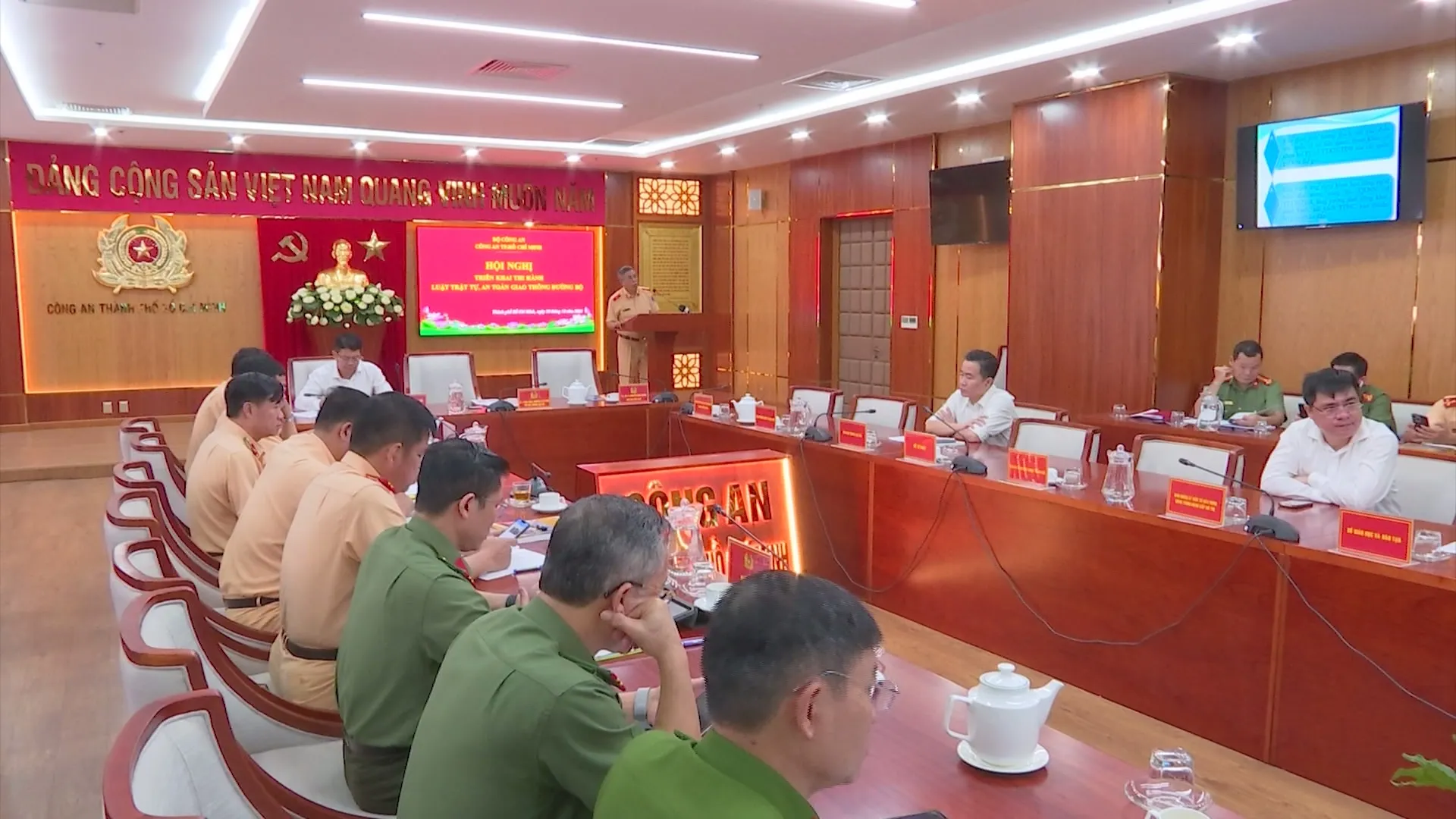 Công an TP.HCM tổ chức hội nghị triển khai thi hành Luật TTATGT