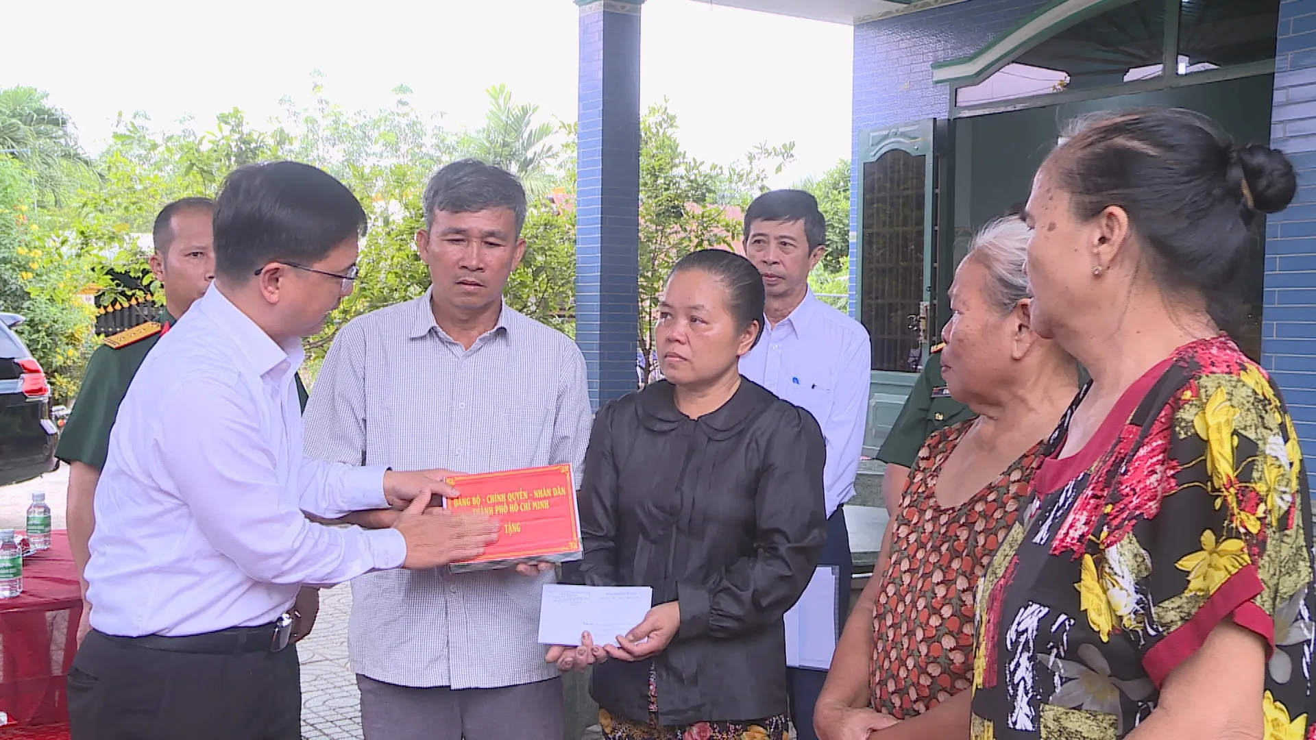 Lãnh đạo Thành ủy TP.HCM thăm hỏi các gia đình liệt sĩ