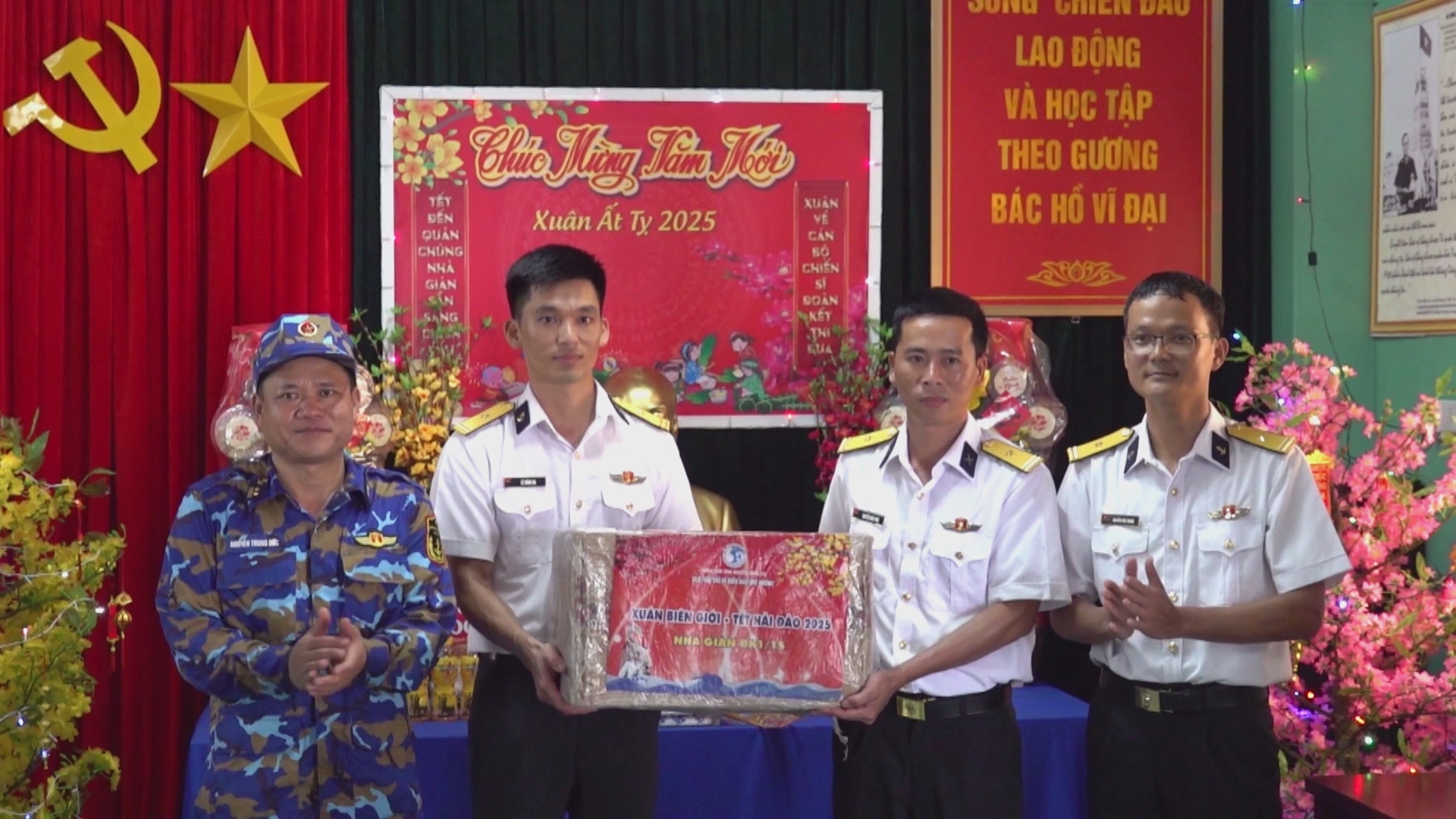 Vùng 2 Hải quân khởi hành đưa quà Tết ra nhà giàn DK1