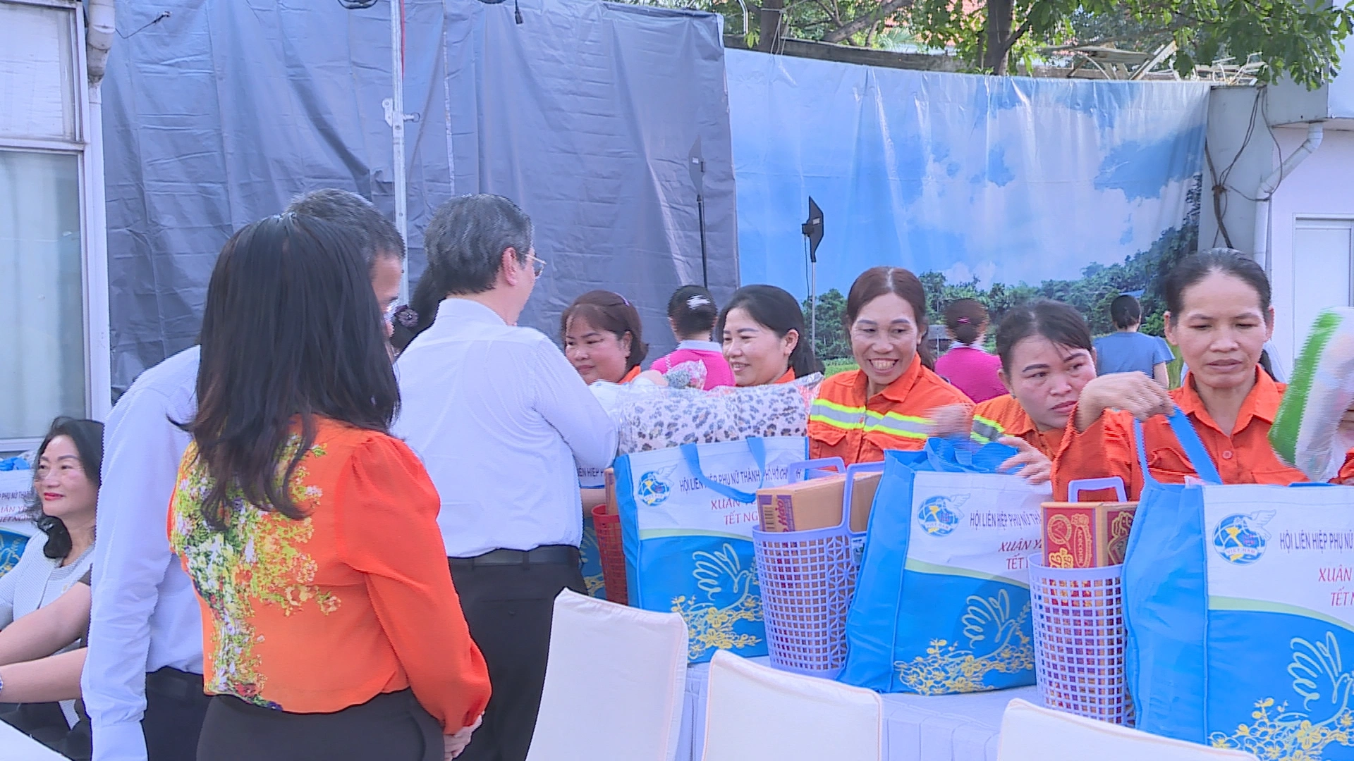 Hội LHPN TP.HCM trao quà Tết ý nghĩa cho nữ công nhân môi trường đô thị