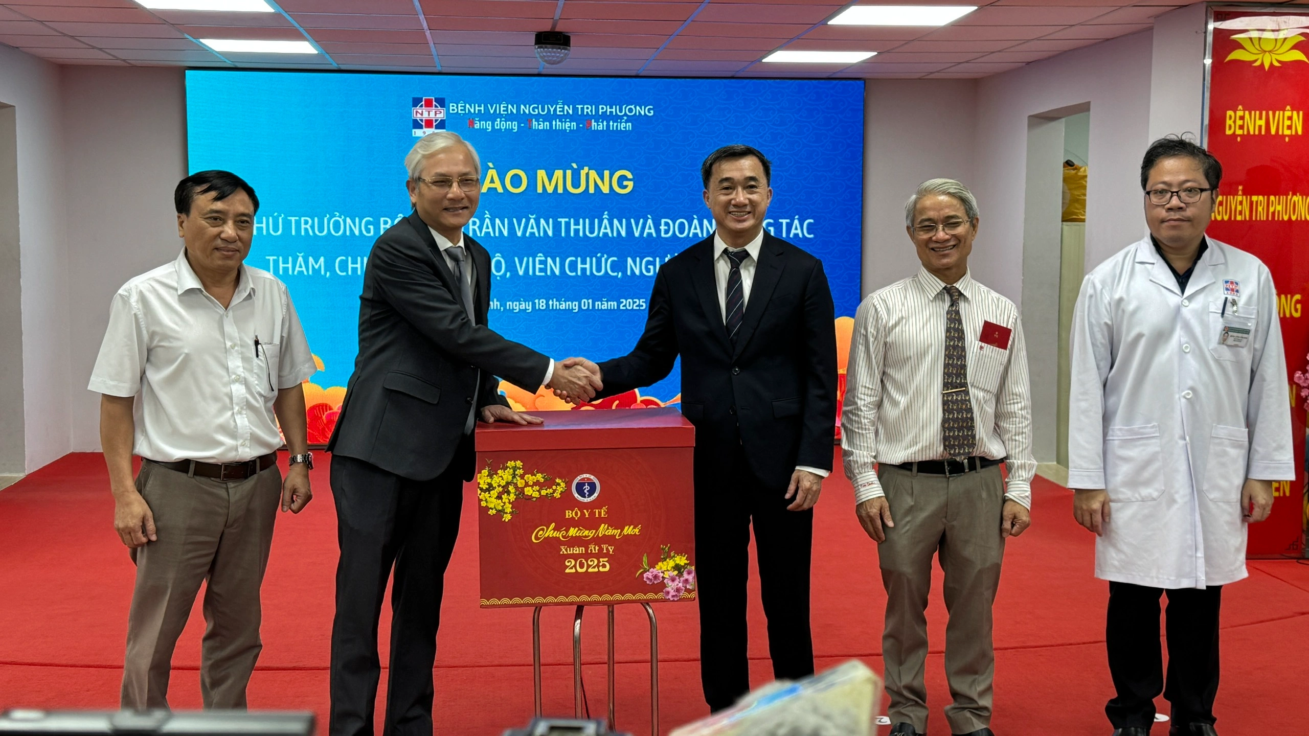 Bệnh viện Nguyễn Tri Phương tổng kết hoạt động hỗ trợ bệnh nhân có hoàn cảnh khó khăn và ra mắt Quỹ giờ vàng