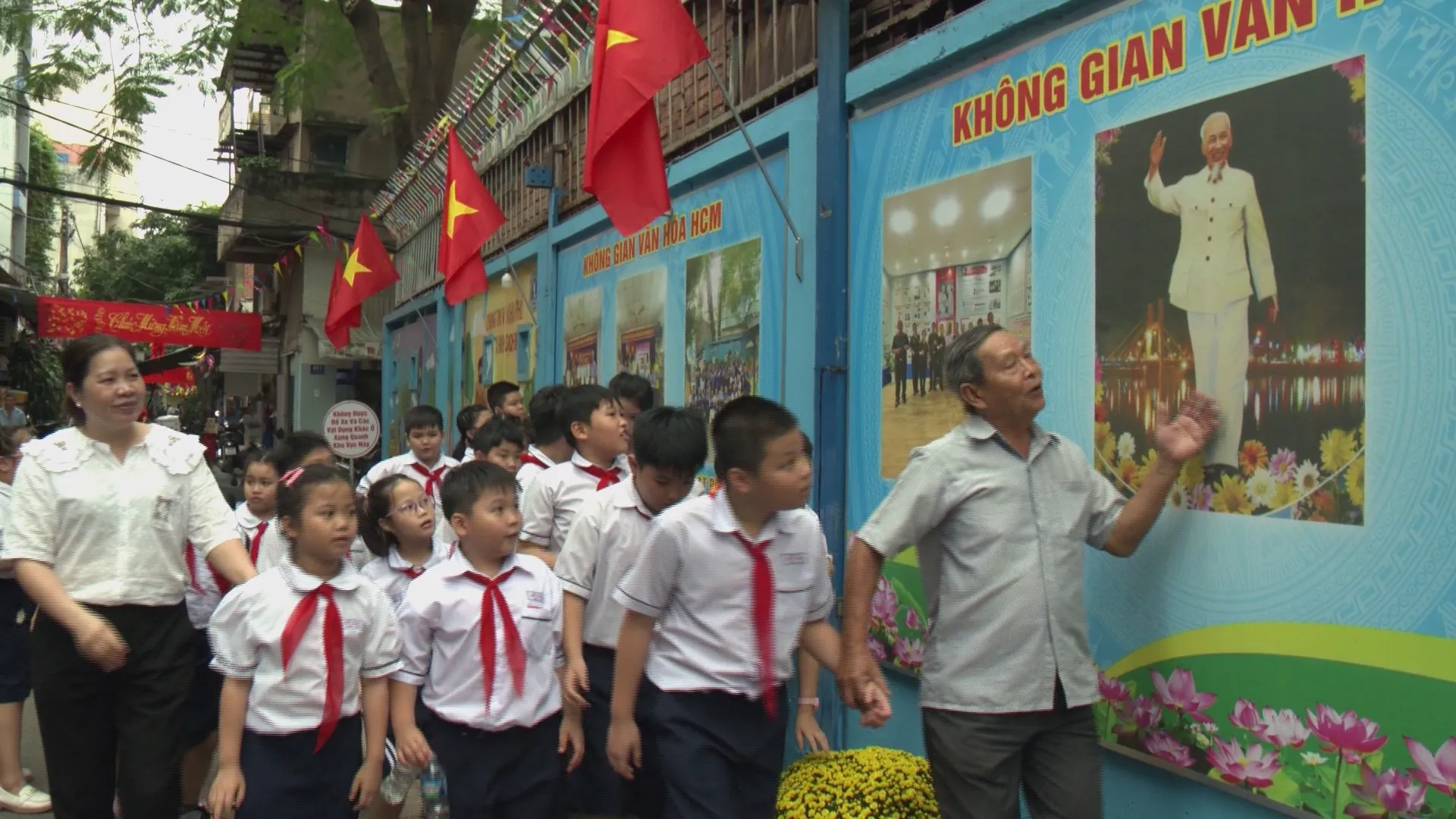 Nhiều cư dân lớn tuổi xúc động khi tham quan không gian văn hóa Hồ Chí Minh