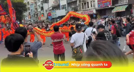 NewZround: Hàng ngàn người dân xuống đường hoà vào Lễ hội Tết Nguyên tiêu 2025 tại Quận 5