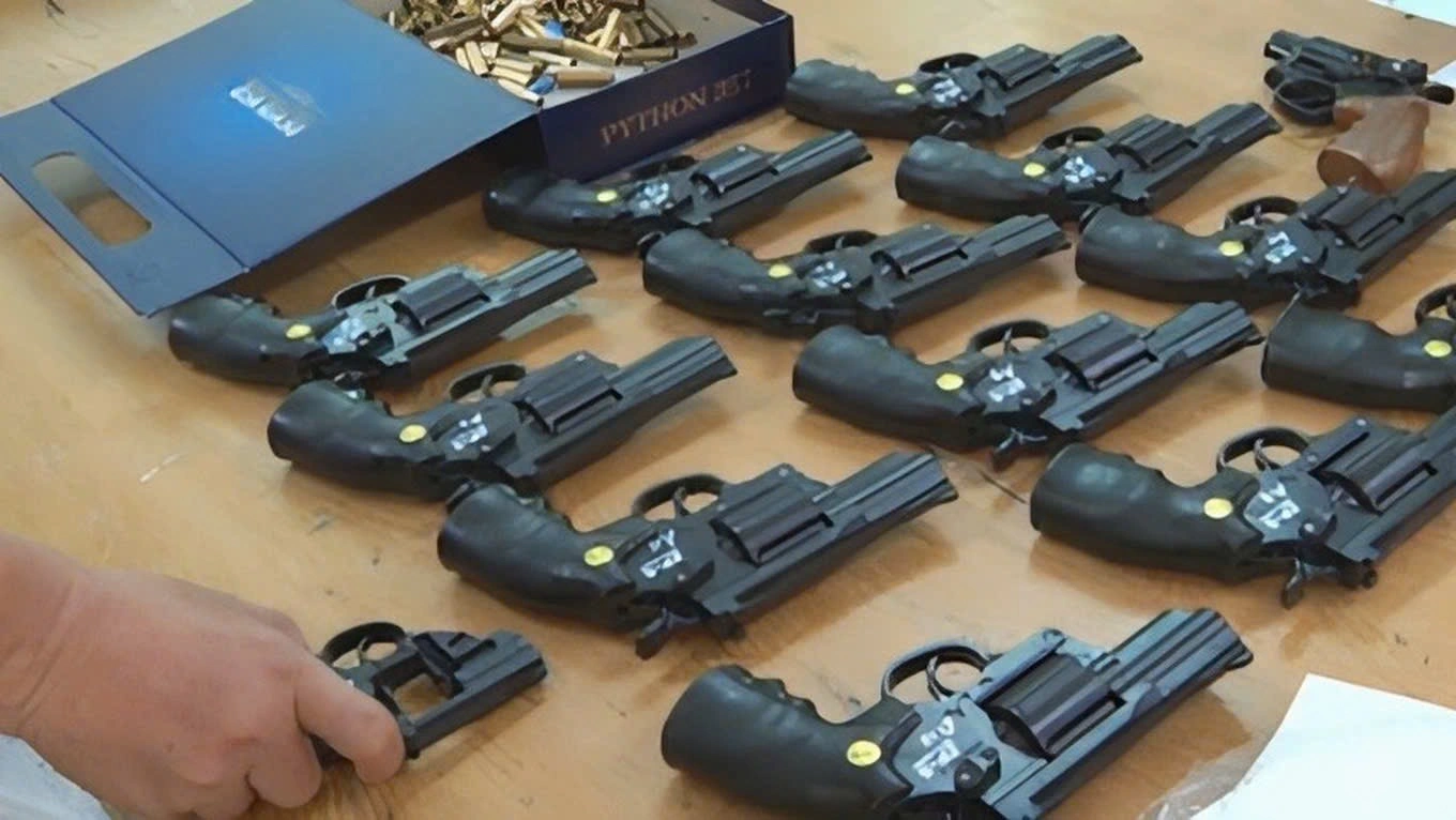 Nhiều cá nhân, tập thể được khen thưởng về phá án vụ mua bán vũ khí quân dụng