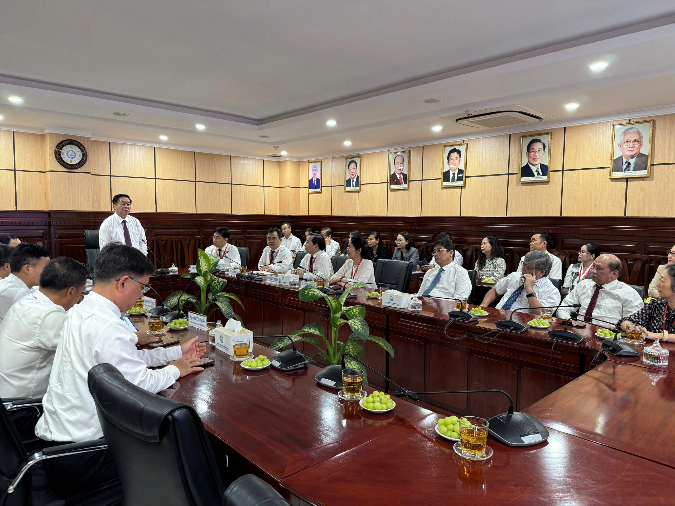 Lãnh đạo Ban Tuyên giáo và Dân vận Trung ương thăm lực lượng y tế