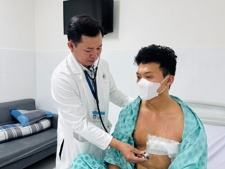 Đinh đâm thủng tim qua vết thương bé xíu, nam thanh niên may mắn được cứu sống