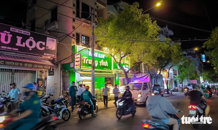 Quận Bình Thạnh lập lại trật tự vỉa hè trong đêm, có trường hợp tái lấn chiếm ngay sau đó