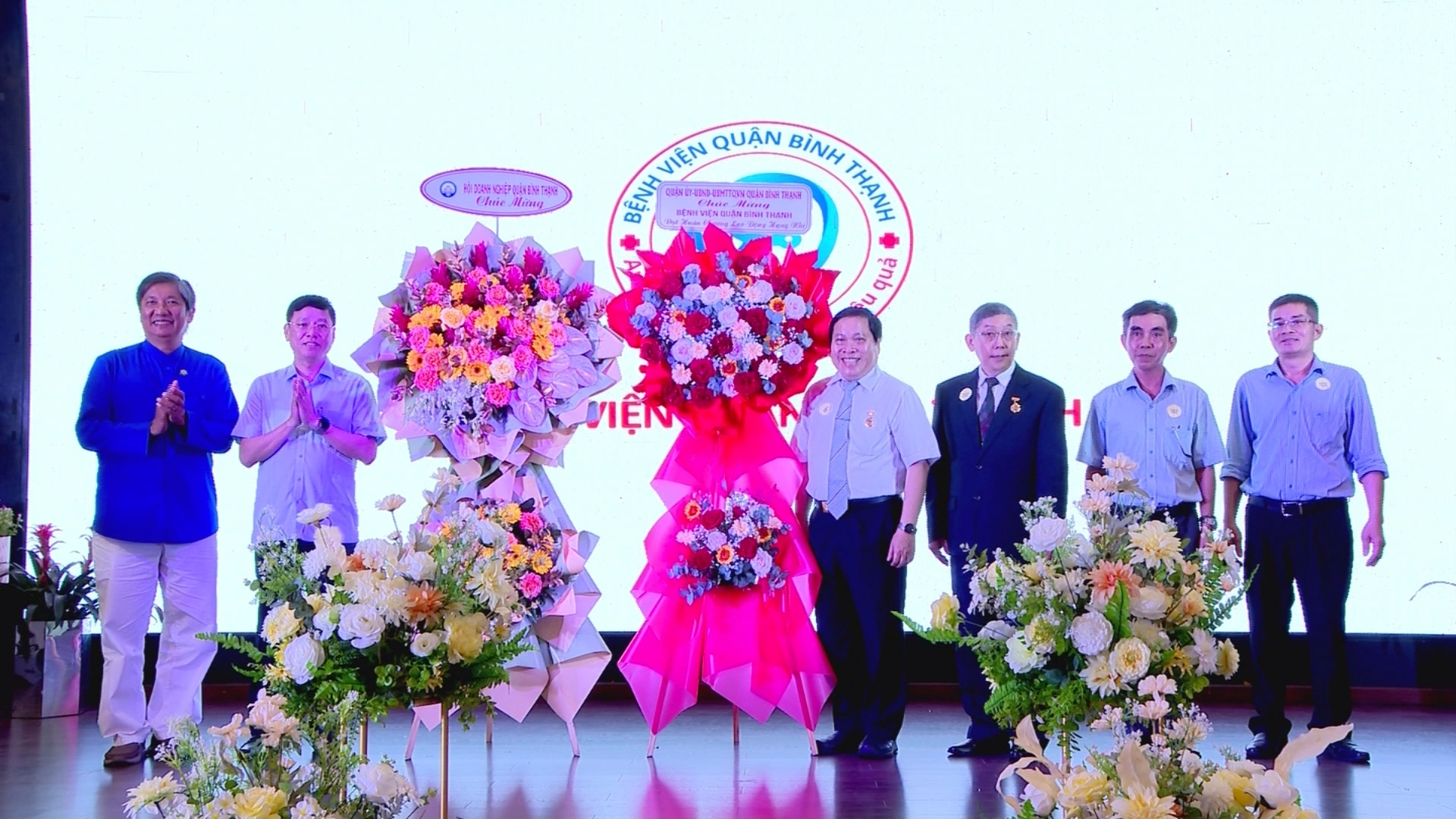 TP.HCM: Bệnh viện quận Bình Thạnh vinh dự đón nhận Huân chương Lao động hạng Nhì