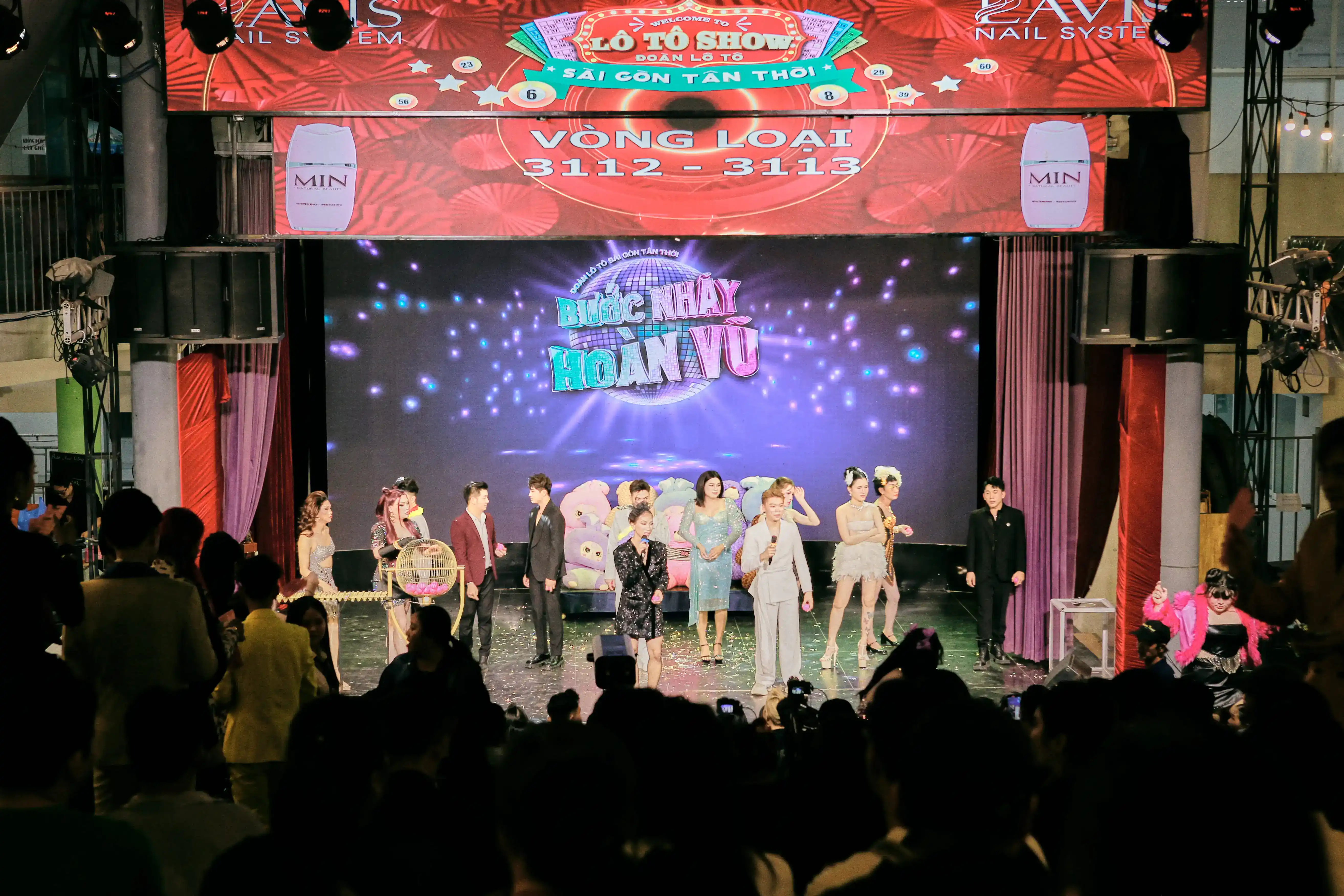 Lô tô - Trò chơi của khán giả hay “trời cho” những “cô đào”?