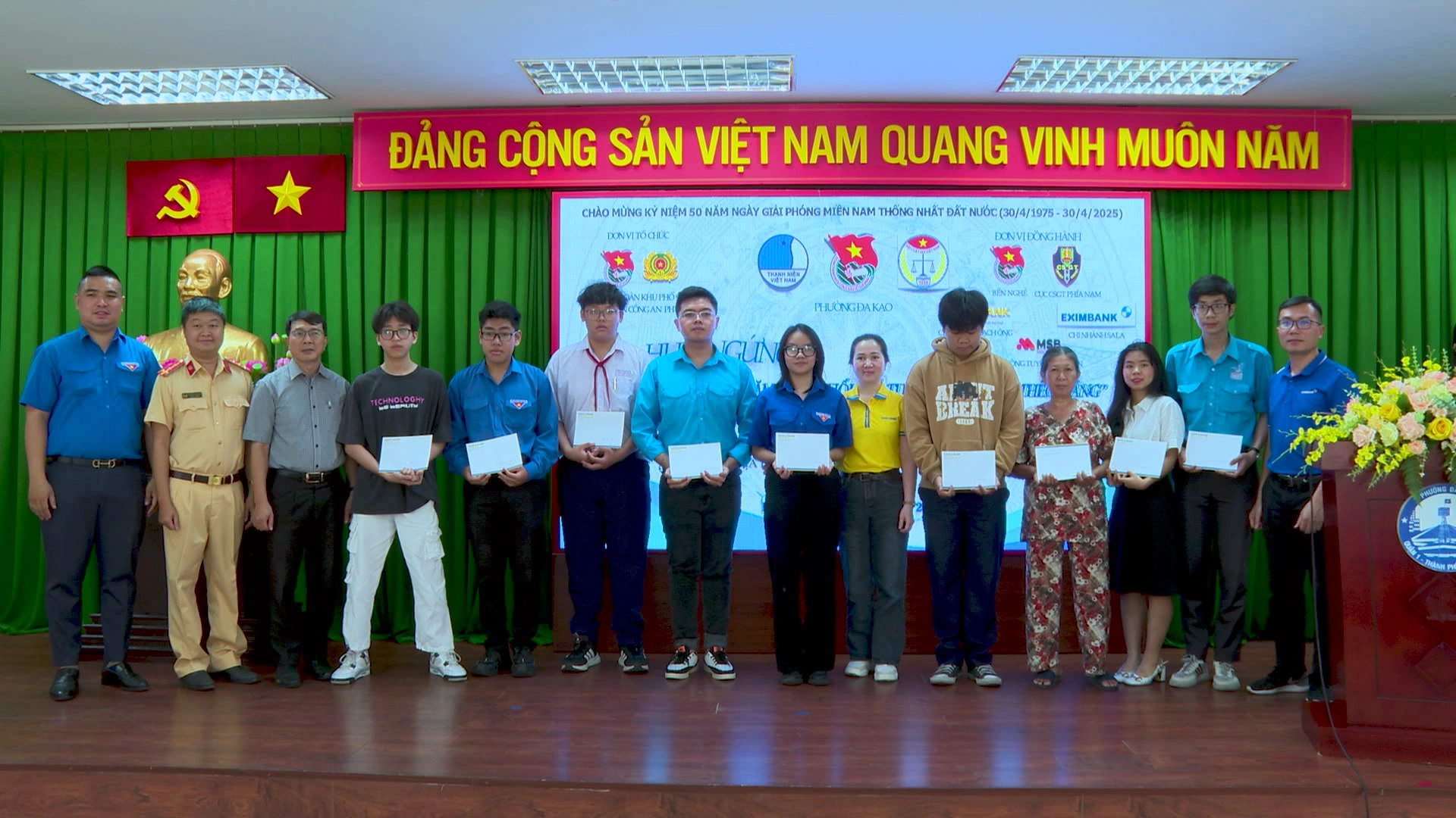Thanh niên hỗ trợ nâng cao nhận thức tham gia giao thông và trao quà cho hộ khó khăn