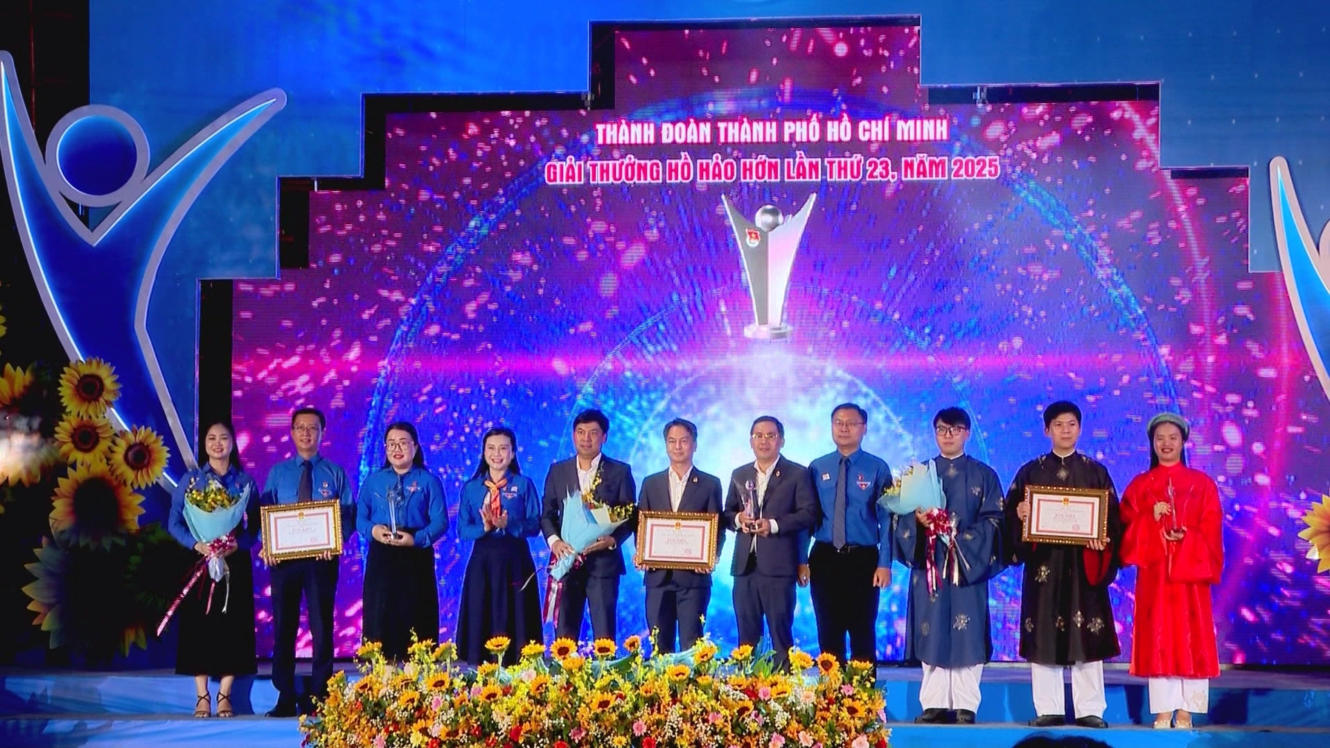 Hội doanh nhân trẻ TP.HCM nhận giải thưởng Hồ Hảo Hớn với dự án thư viện container