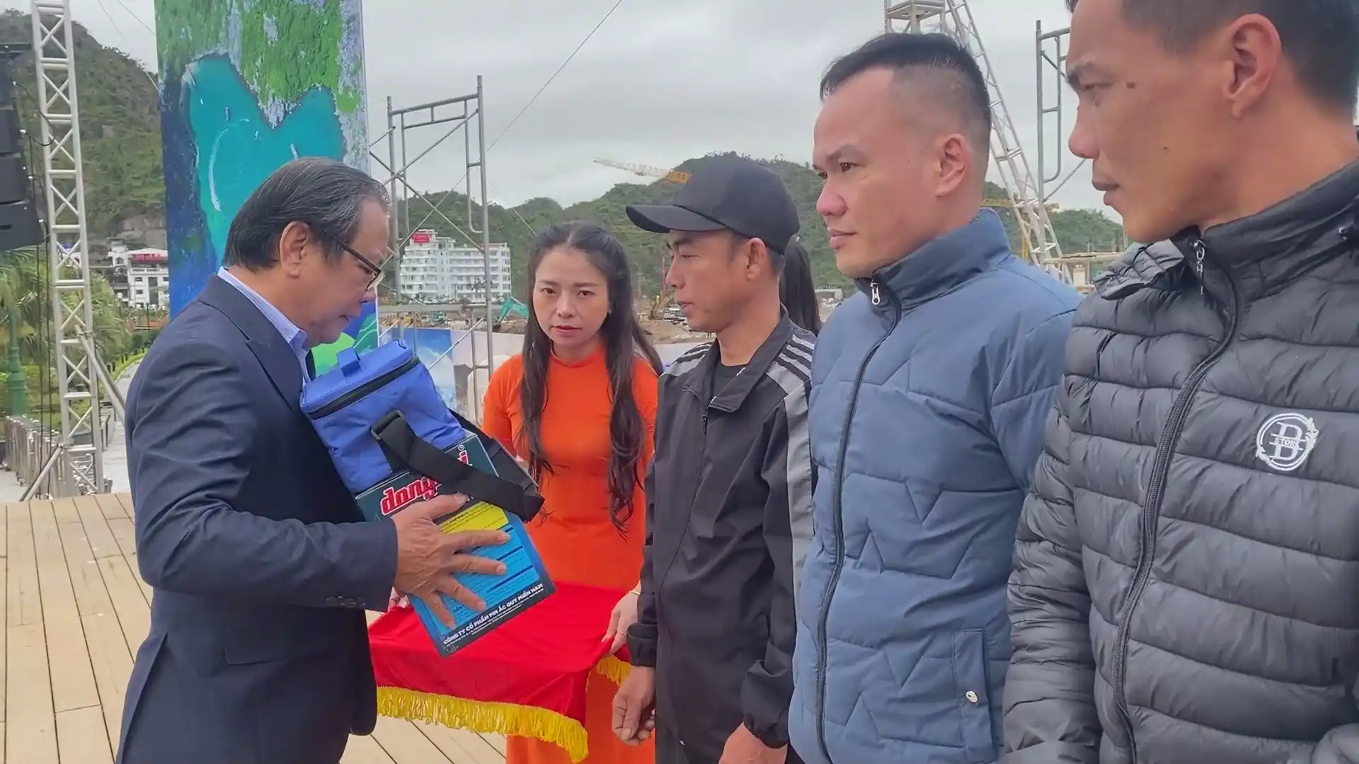Chương trình "Cùng ngư dân thắp sáng đèn trên biển" đến với ngư dân TP. Hải Phòng