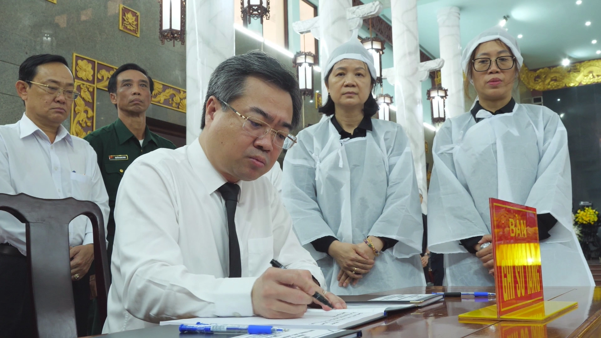 Phó Bí thư Thành ủy TP.HCM Nguyễn Thanh Nghị viếng Đại tá, Anh hùng Lực lượng vũ trang nhân dân Lê Hải