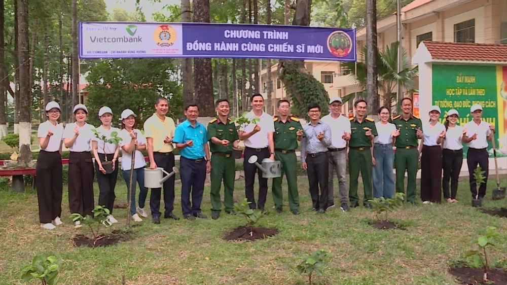 Tổ chức chương trình "Đồng hành cùng chiến sĩ mới - Trao tặng cây xanh, nhu yếu phẩm và vật dụng y tế"