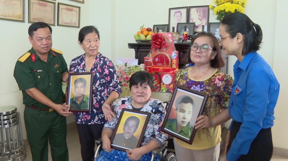 Trao di ảnh phục dựng Mẹ Việt Nam anh hùng và Anh hùng liệt sĩ trên địa bàn TP.HCM