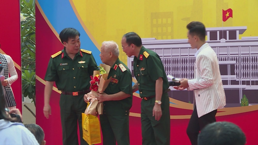 Không khí hào hùng "Bài ca thống nhất non sông" tại bệnh viện Quân y 175