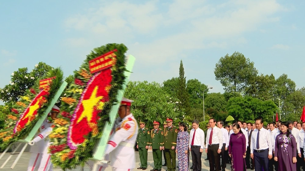 Đoàn đại biểu TP.HCM dâng hoa, dâng hương tưởng niệm các anh hùng liệt sĩ