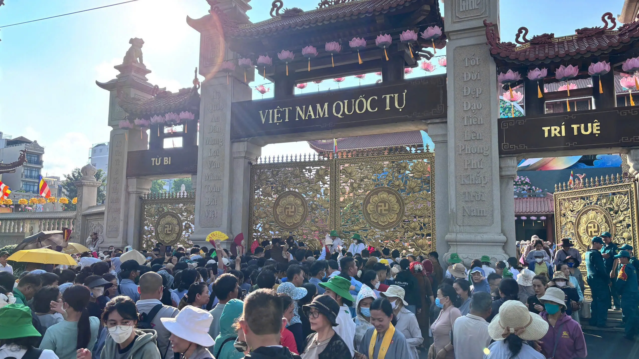 Hàng dài người chờ chiêm bái một "Trái tim bất diệt"