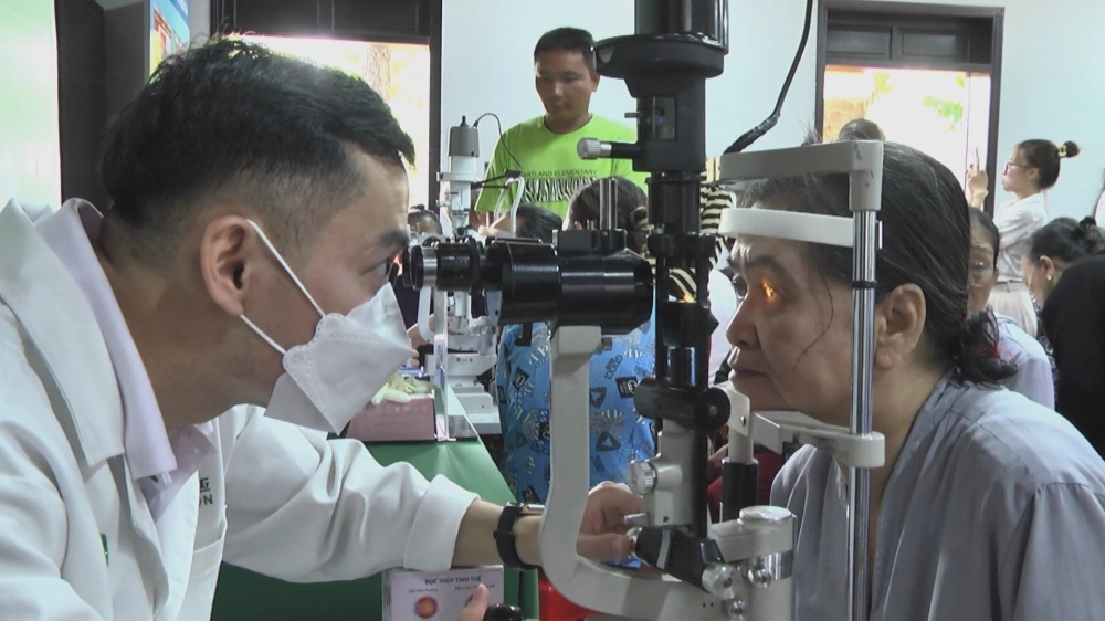 Khám mắt, phát thuốc miễn phí cho hơn 300 người dân có hoàn cảnh khó khăn