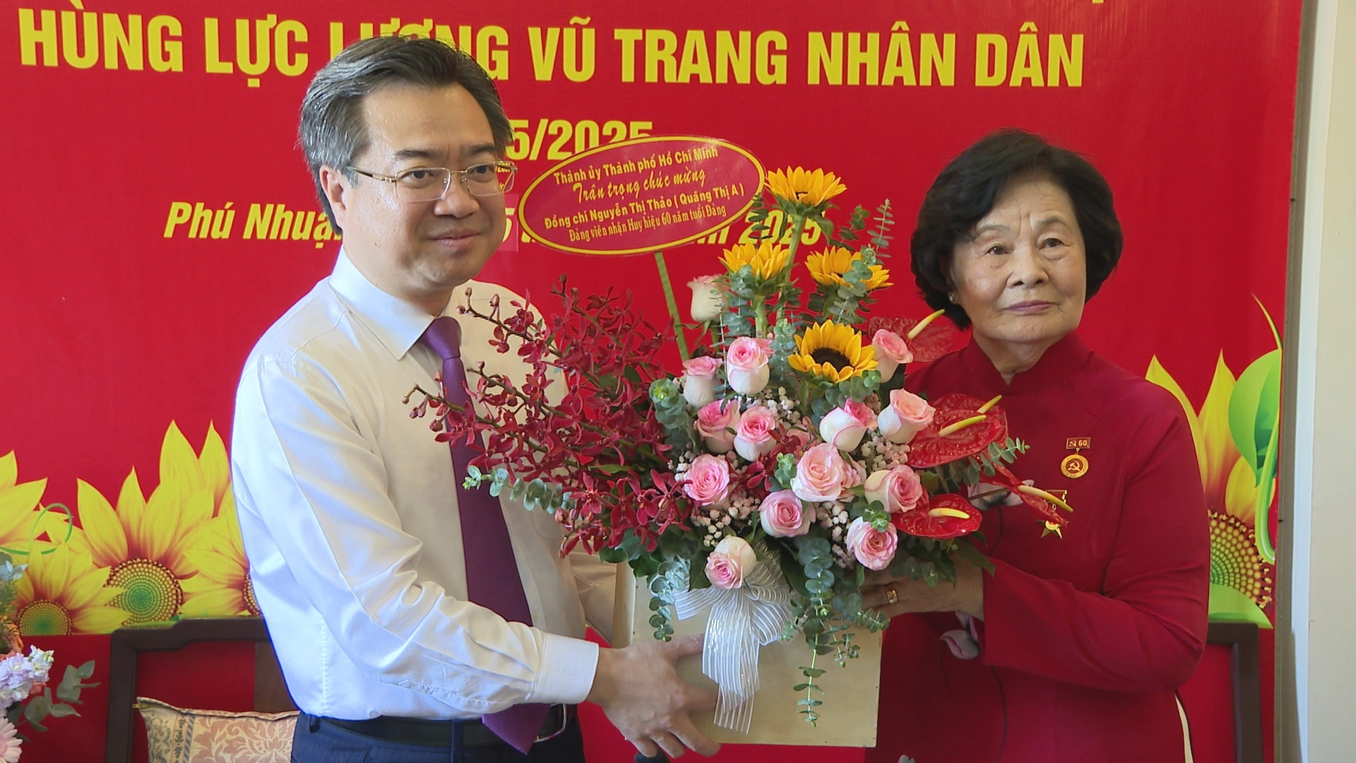 Anh hùng Lực lượng vũ trang nhân dân Nguyễn Thị Thảo nhận huy hiệu 60 năm tuổi Đảng