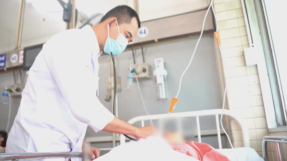 Mưa lớn gây sập nhà, bệnh nhân đa chấn thương được mổ cấp cứu xuyên đêm