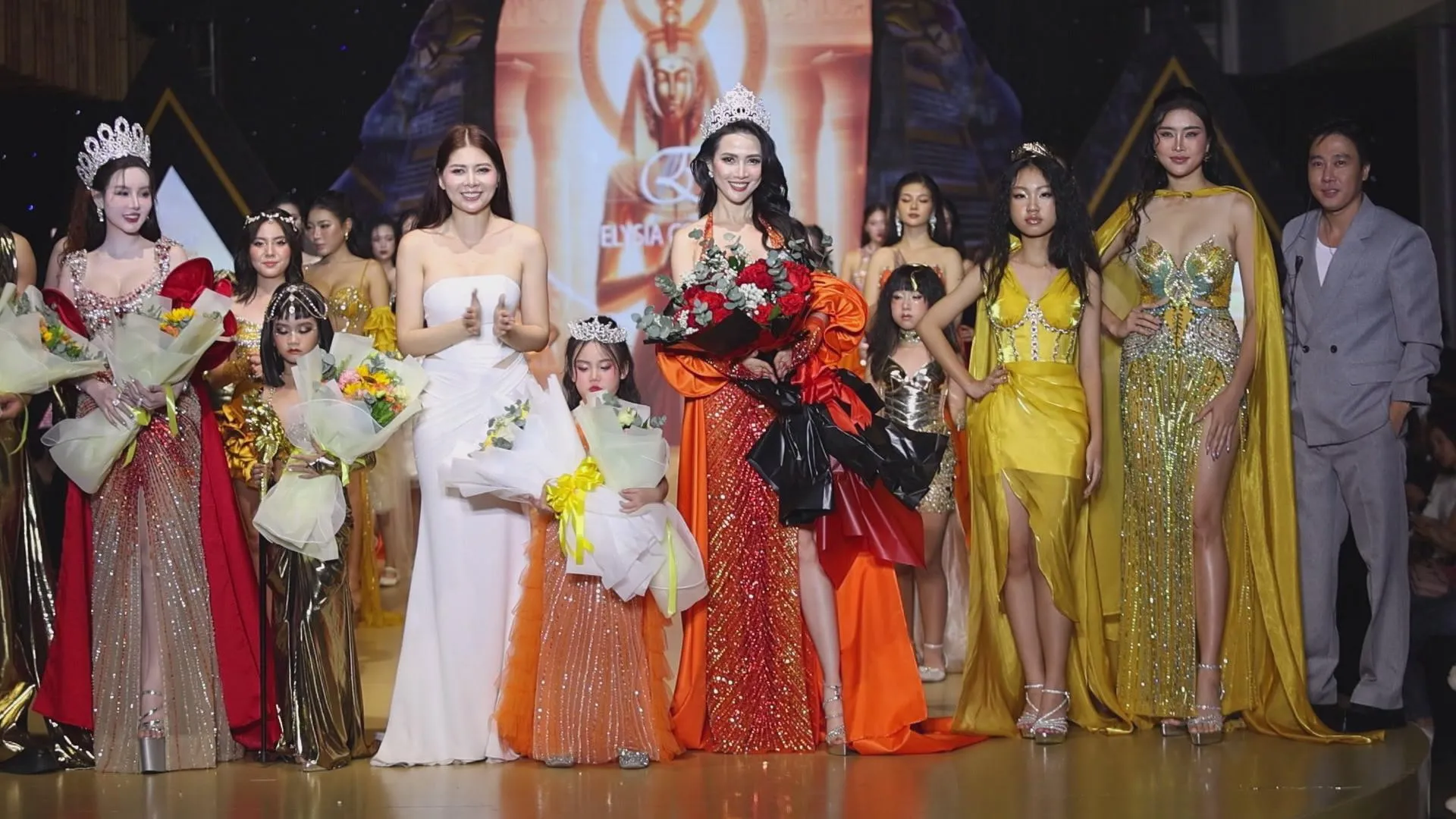 Hơi thở Ai Cập cổ đại thổi bùng sàn diễn Vietnam Future Fashion Show