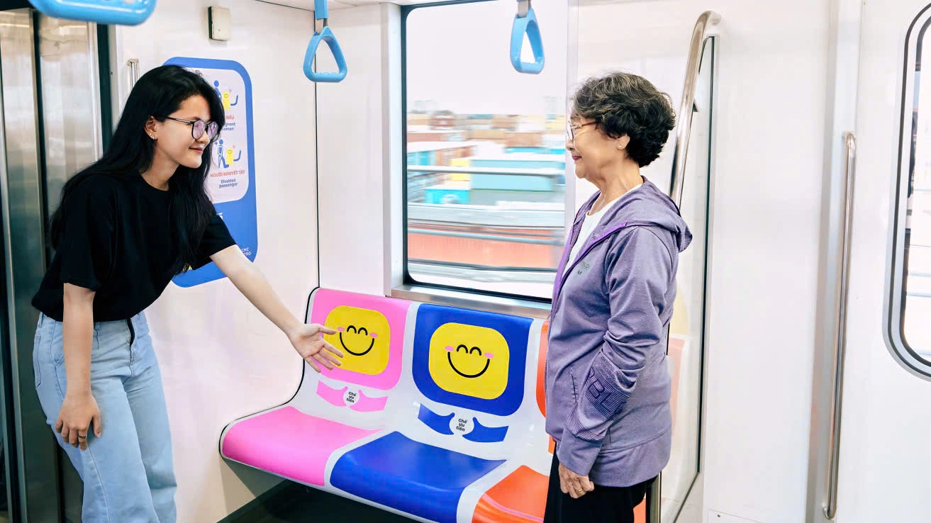 Hành khách bất ngờ vì ghế metro đổi màu
