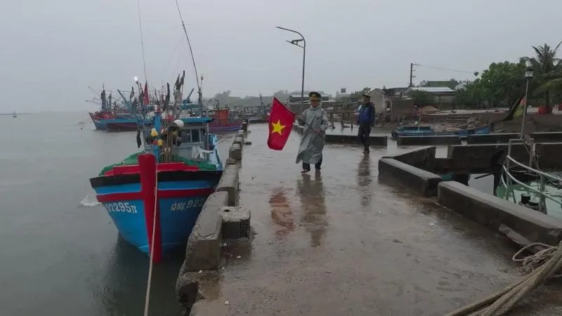 Quảng Ngãi khẩn trương kêu gọi tàu cá vào bờ tránh trú bão số 1