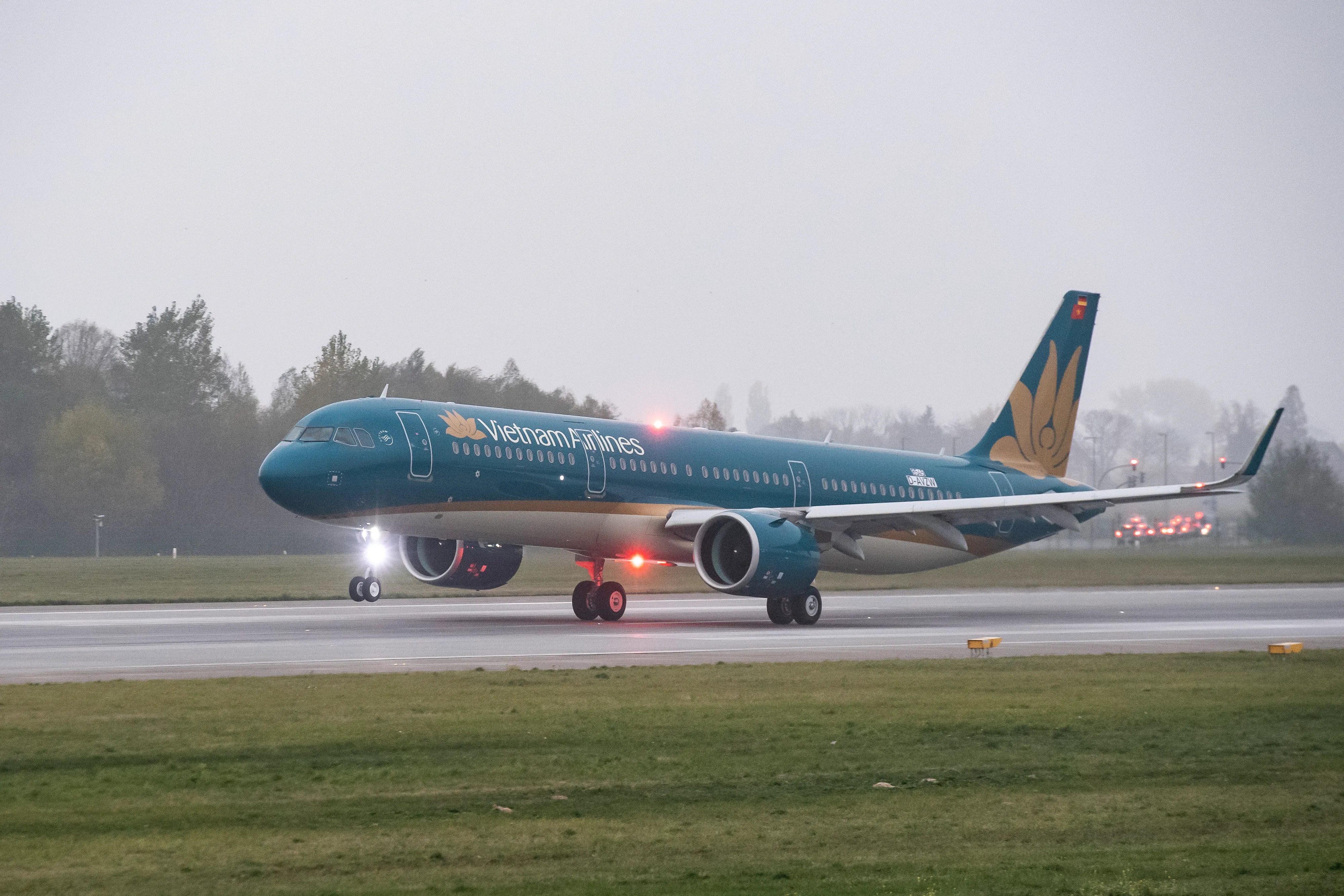 Rào cản thời tiết: Hàng loạt chuyến bay Vietnam Airlines bị ảnh hưởng do bão số 1 Wutip