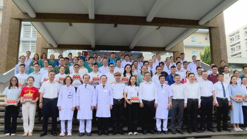 Đoàn y bác sĩ TP.HCM công tác Trường Sa