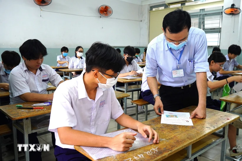 Thí sinh dự thi vào lớp 10 tại Thành phố Hồ Chí Minh. (Ảnh: TTXVN)