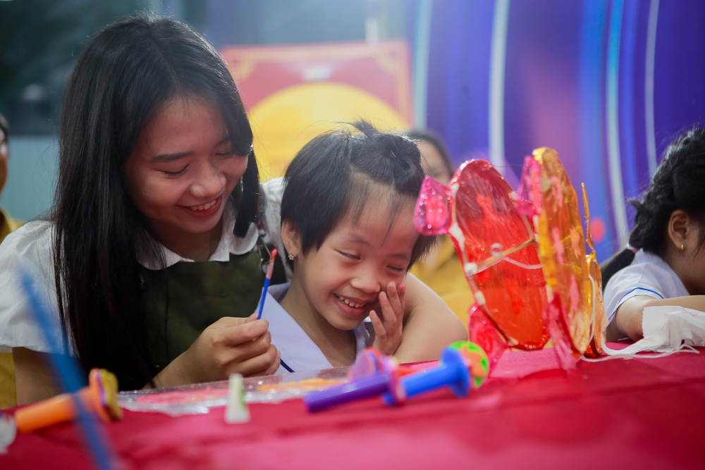 “Trung thu sáng lòng em” - Lần đầu tiên trẻ em khiếm thị được “xem” chương trình truyền hình - Ảnh 31.