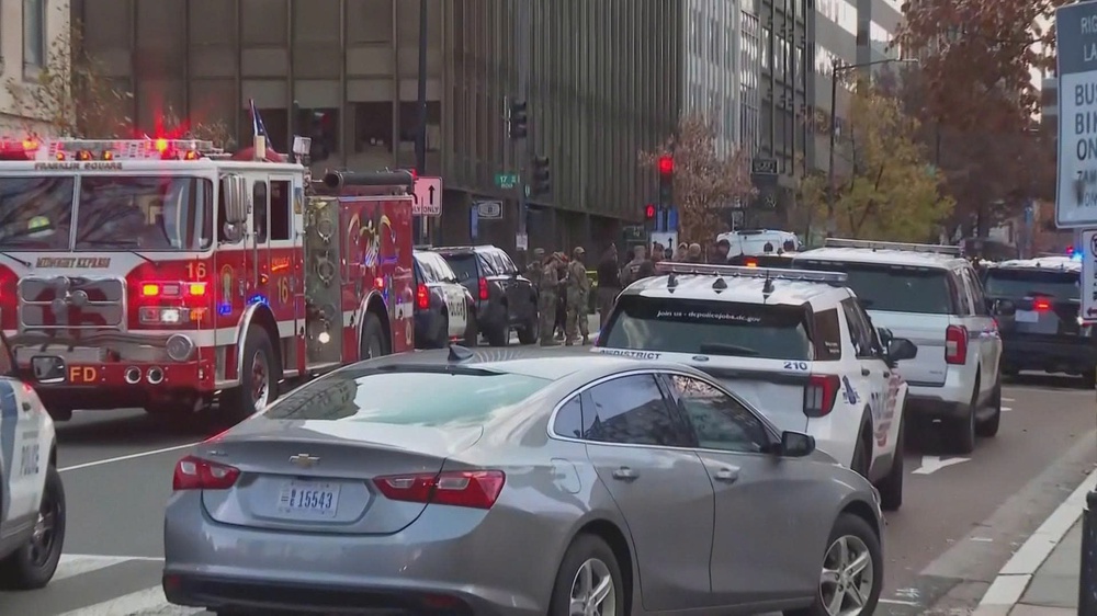 Mỹ siết nhập cư sau vụ công dân Afghanistan bắn 2 vệ binh Quốc gia - Ảnh 9.