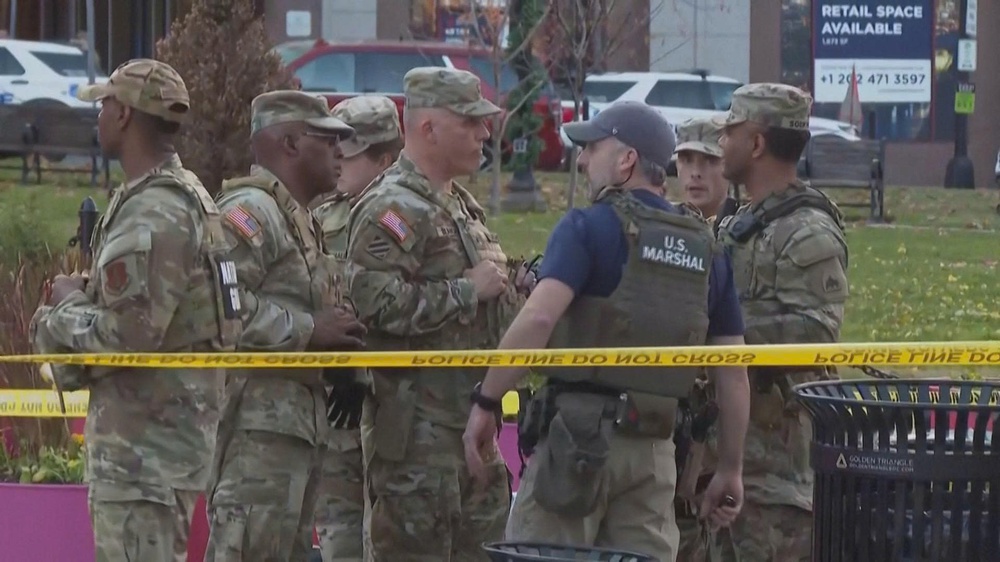 Mỹ siết nhập cư sau vụ công dân Afghanistan bắn 2 vệ binh Quốc gia - Ảnh 2.