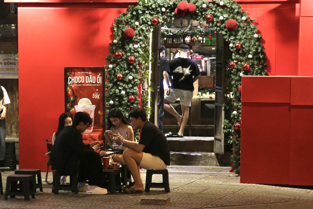 TP. Hồ Chí Minh rộn ràng không khí Giáng sinh, người dân đổ ra đường đón lễ - Ảnh 16.