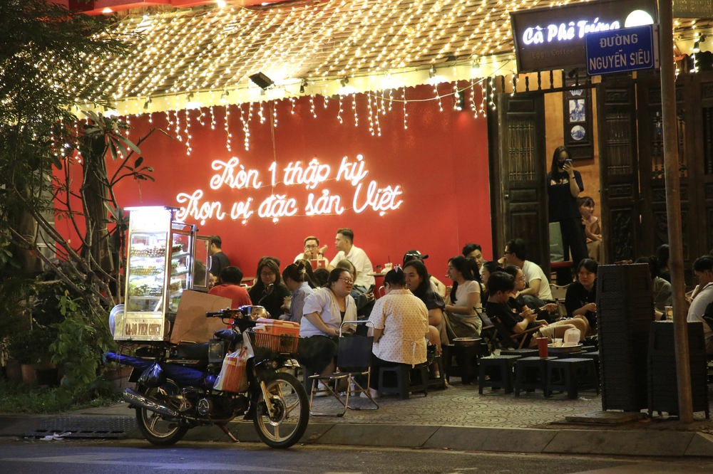 TP. Hồ Chí Minh rộn ràng không khí Giáng sinh, người dân đổ ra đường đón lễ - Ảnh 15.