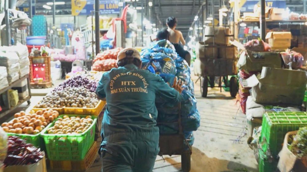 Chợ Bình Điền tăng cường điều tiết nguồn hàng phục vụ Tết Bính Ngọ 2026 - Ảnh 8.