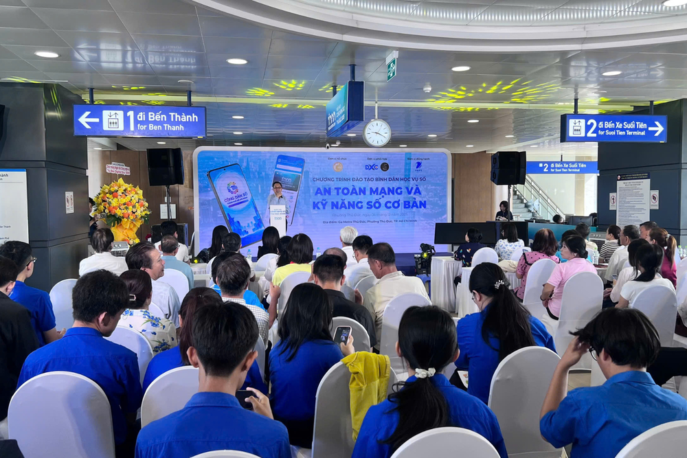 Ngày hội Công nghệ số Thủ Đức 2025 - Thu Duc Digital Day 2025 bùng nổ : Hàng ngàn người đổ về ga Metro để tham quan và trải nghiệm- Ảnh 8.