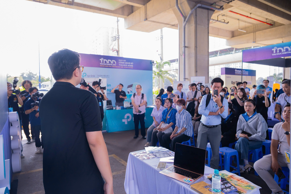 Ngày hội Công nghệ số Thủ Đức 2025 - Thu Duc Digital Day 2025 bùng nổ : Hàng ngàn người đổ về ga Metro để tham quan và trải nghiệm- Ảnh 10.