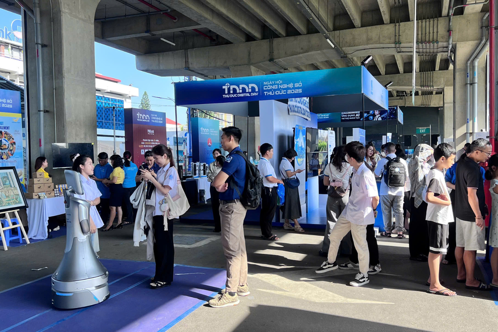 Ngày hội Công nghệ số Thủ Đức 2025 - Thu Duc Digital Day 2025 bùng nổ : Hàng ngàn người đổ về ga Metro để tham quan và trải nghiệm- Ảnh 11.