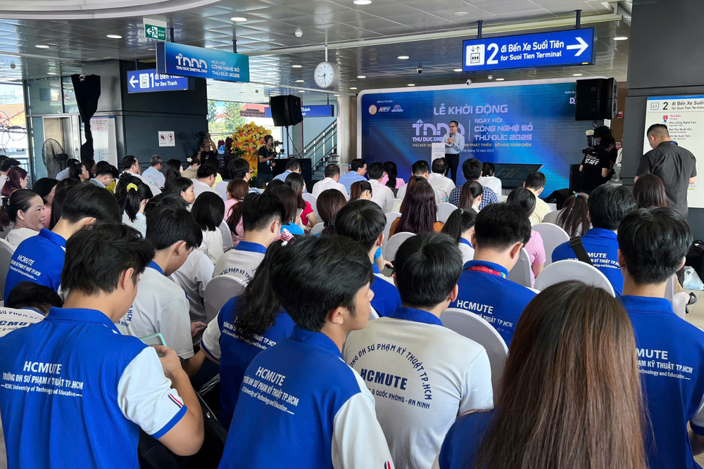 Ngày hội Công nghệ số Thủ Đức 2025 - Thu Duc Digital Day 2025 bùng nổ : Hàng ngàn người đổ về ga Metro để tham quan và trải nghiệm- Ảnh 7.