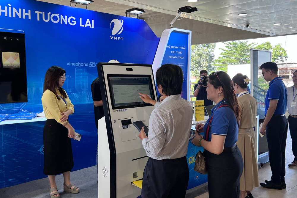 Ngày hội Công nghệ số Thủ Đức 2025 - Thu Duc Digital Day 2025 bùng nổ : Hàng ngàn người đổ về ga Metro để tham quan và trải nghiệm- Ảnh 4.
