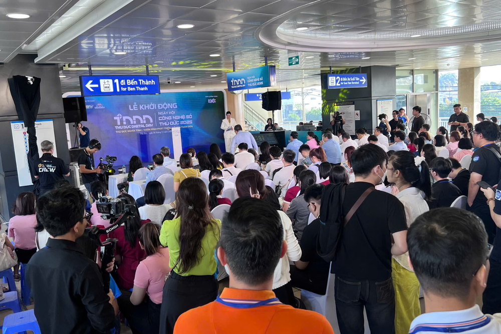 Ngày hội Công nghệ số Thủ Đức 2025 - Thu Duc Digital Day 2025 bùng nổ : Hàng ngàn người đổ về ga Metro để tham quan và trải nghiệm- Ảnh 9.