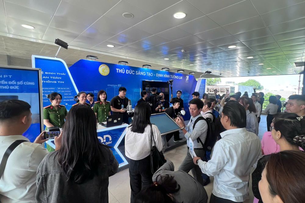 Ngày hội Công nghệ số Thủ Đức 2025 - Thu Duc Digital Day 2025 bùng nổ : Hàng ngàn người đổ về ga Metro để tham quan và trải nghiệm- Ảnh 6.